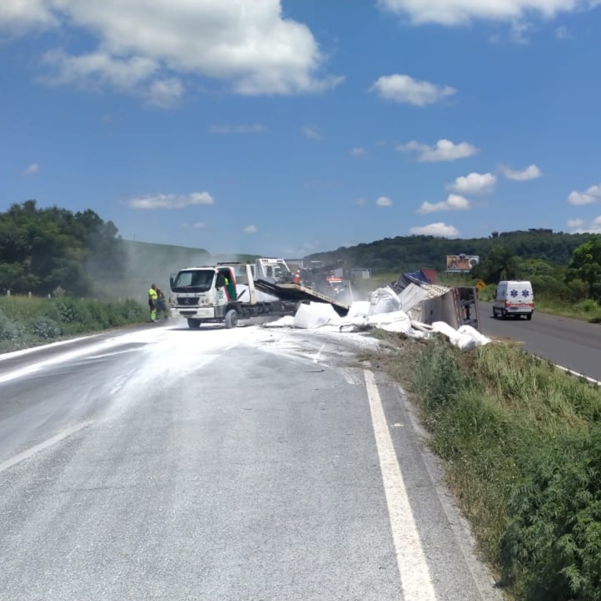  veículos acidentados e carga de calcário espalhada na BR-376 