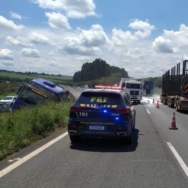 veículos acidentados e carga de calcário espalhada na BR-376