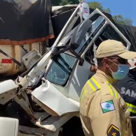 Acidente na PR 487 entre caminhões