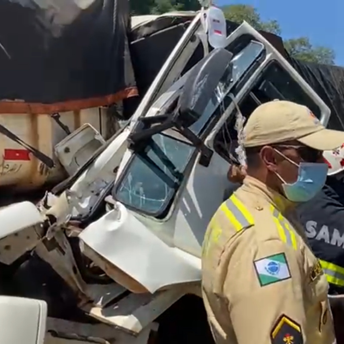  Acidente na PR 487 entre caminhões 