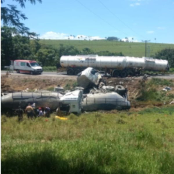 carreta tombada na margem da rodovia PR-092