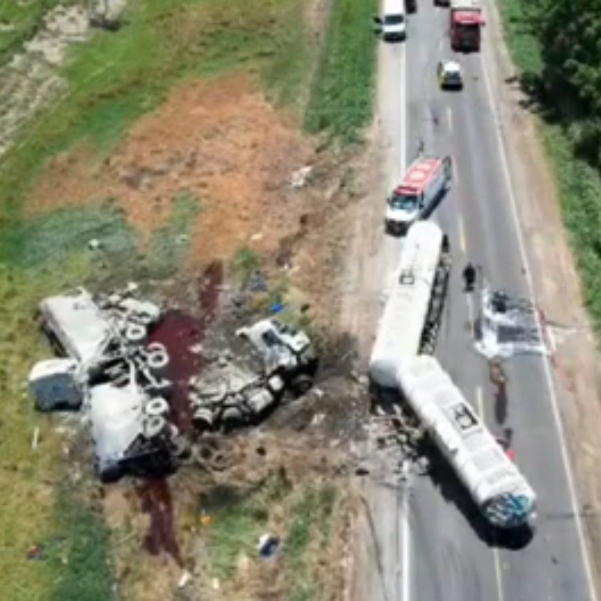  acidente com carretas na PR-092, no Paraná 