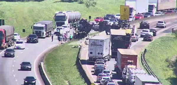 Acidente entre dois caminhões interdita BR-376 parcialmente no Paraná; vídeo