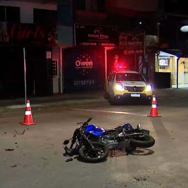 Acidente entre motocicletas deixa três pessoas, em Curitiba