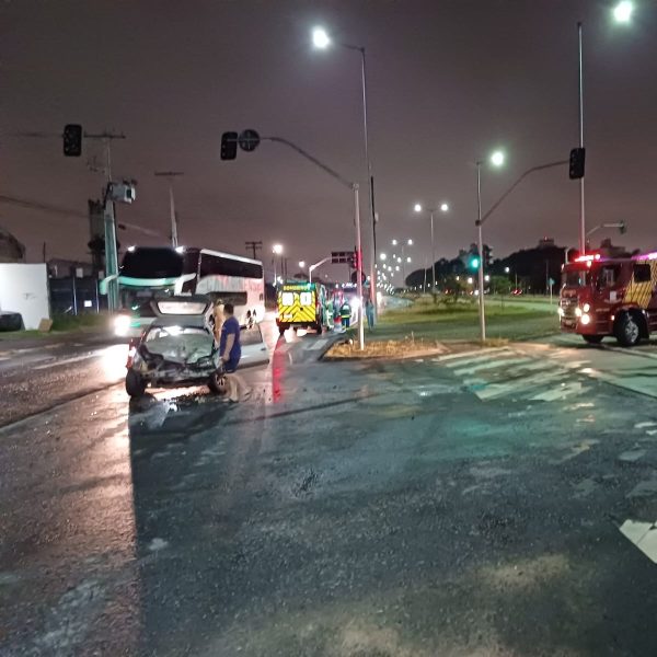 Acidente entre caminhão cegonha e carro deixa dois feridos na Linha Verde