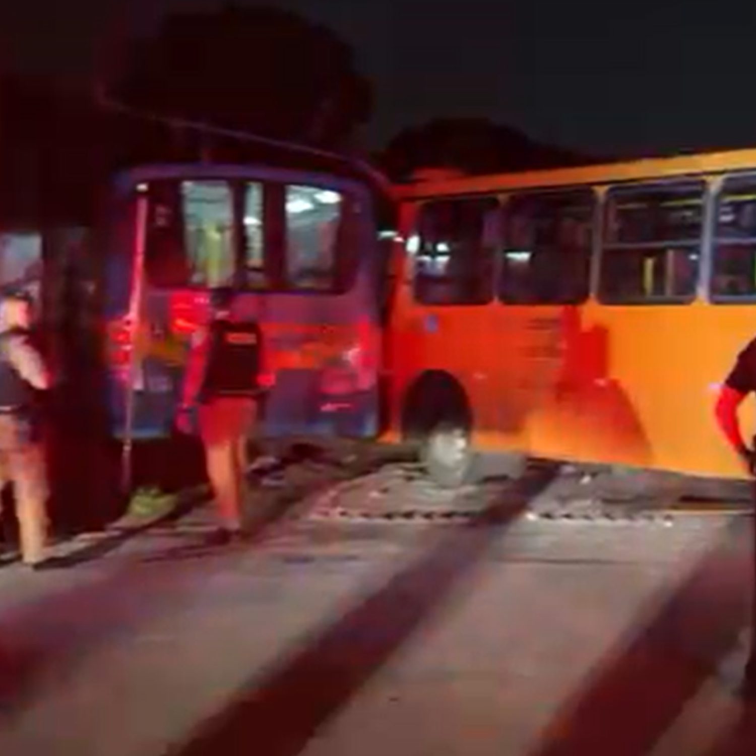  ônibus da APAE e da Linha Bairro Novo B em batem no Sítio Cercado em Curitiba 