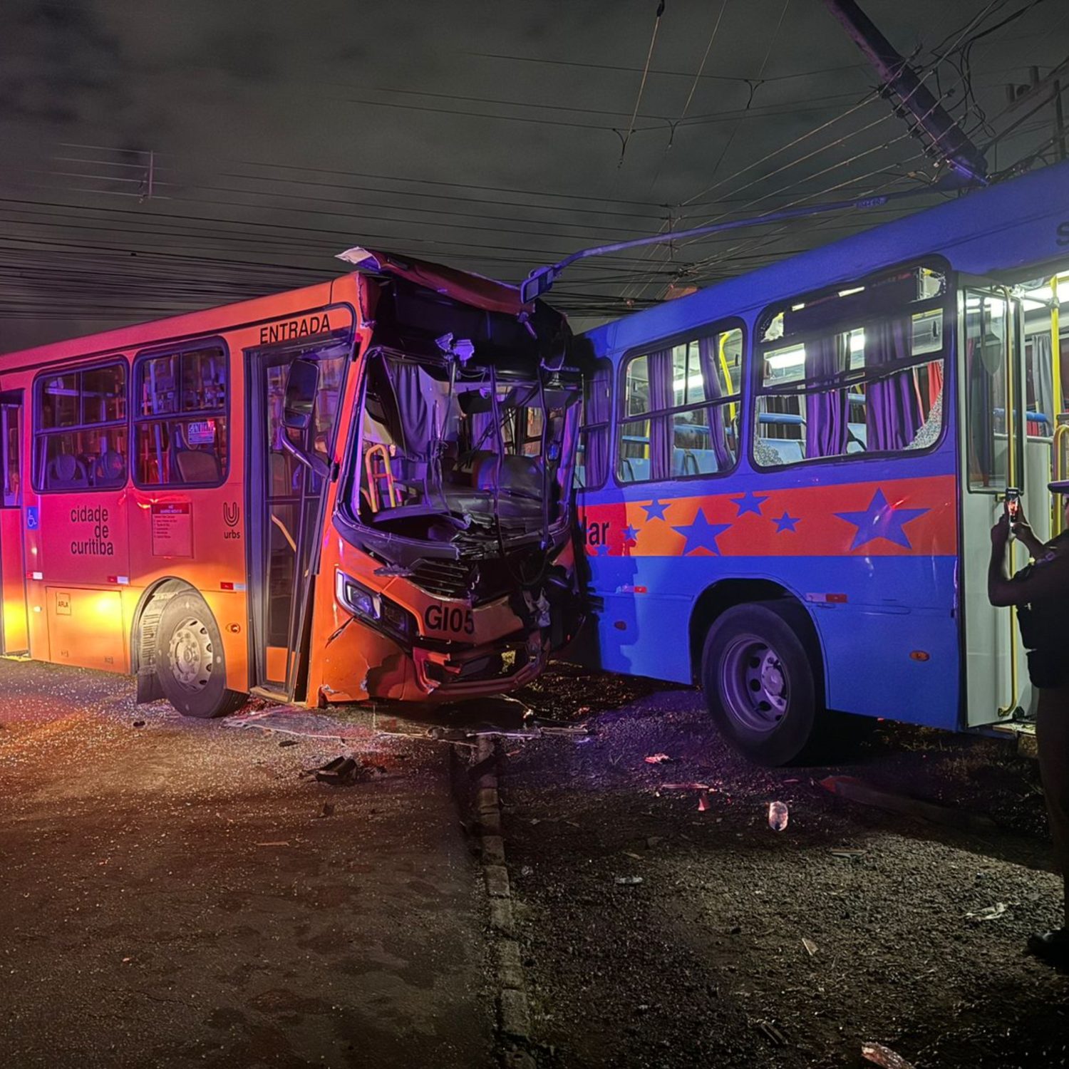  ônibus da APAE e da Linha Bairro Novo B em batem no Sítio Cercado em Curitiba 