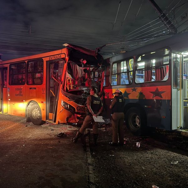 ônibus da APAE e da Linha Bairro Novo B em batem no Sítio Cercado em Curitiba