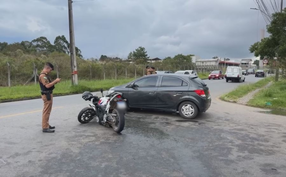  Acidente entre carro e moto em São José dos Pinhais 