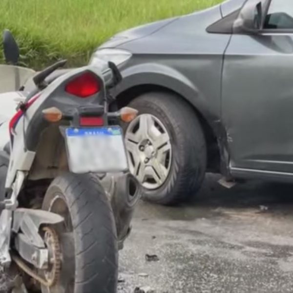 Moto atingiu a lateral do carro