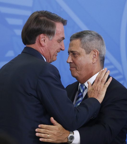 Bolsonaro e Braga Neto participaram da reunião ministerial que se discutiu a estratégia para criticar as eleições