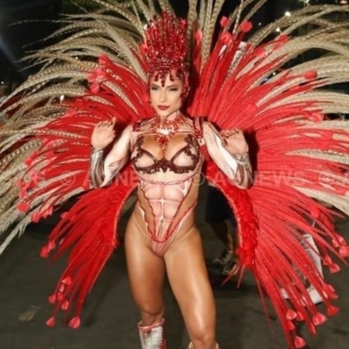  GAbi Martins perde parte da fantasia durante desfile na Marquês de Sapucaí 