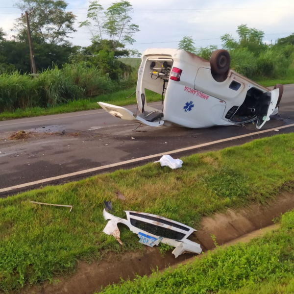 Ambulância capota em Jataizinho