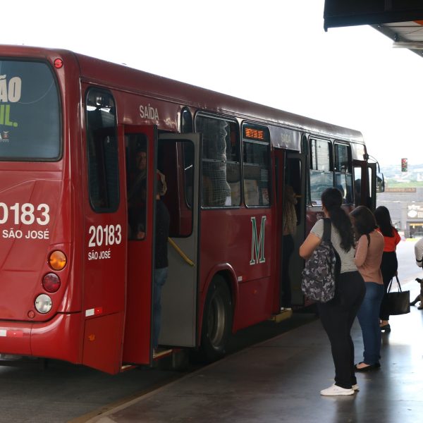 pessoas entrando em ônibus da amep na região metropolitana