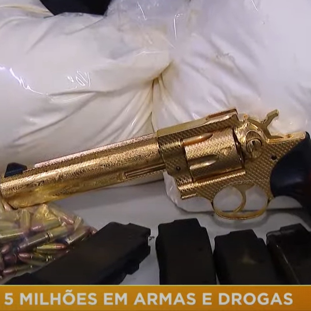  Revolver de ouro foi apreendido na casa de suspeito 