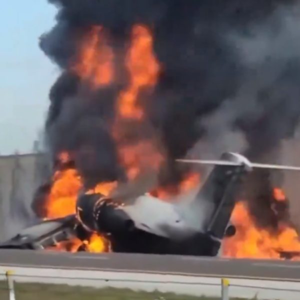 Avião cai em rodovia e mata duas pessoas após sofrer falha nos motores
