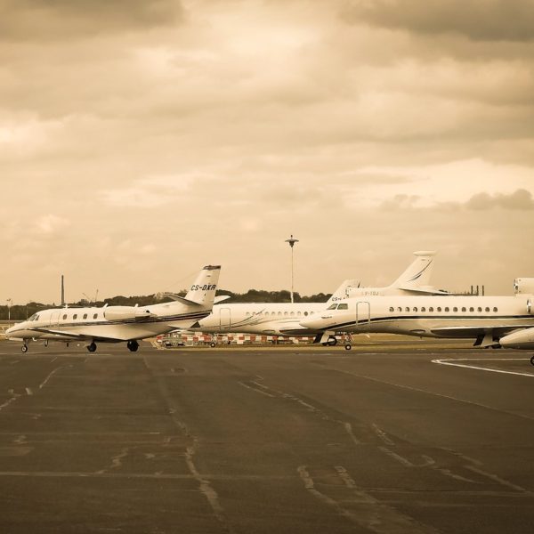 Homens roubam avião dentro de hangar