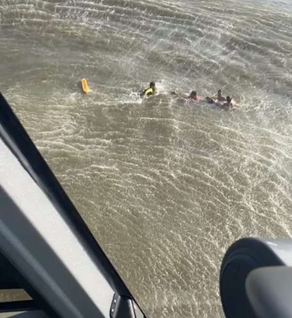  Banhistas se afogam em praia do Paraná e são resgatados de helicóptero; VÍDEO 