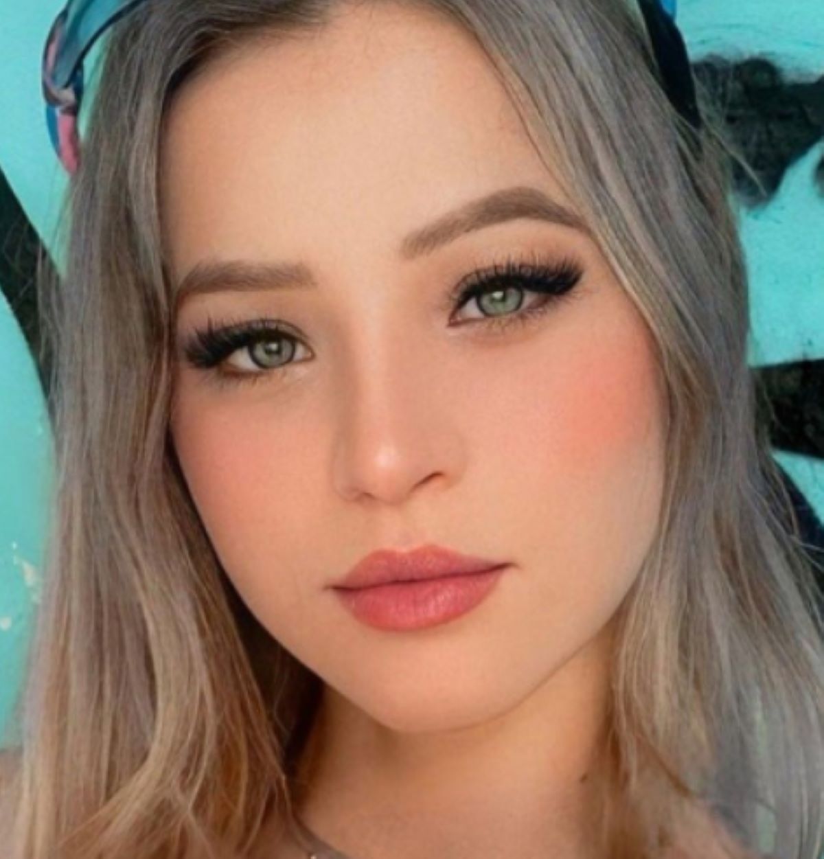 selfie jovem loira olhos azuis suspeita de tráfico de drogas