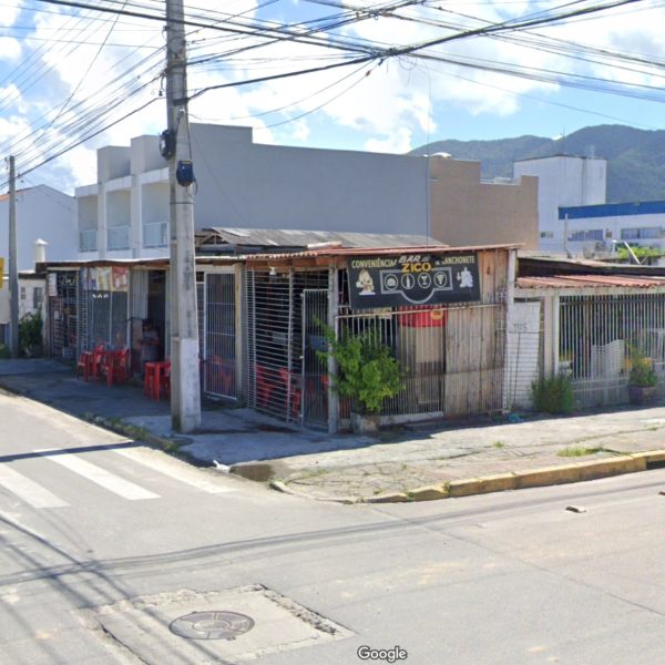 Urna funerária abandonada em bar