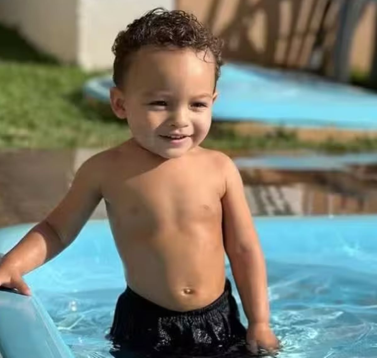  bebê em piscina 