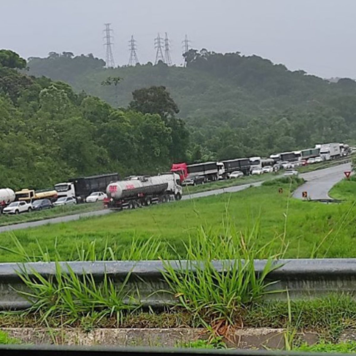  BR-277 é bloqueada no litoral do Paraná 