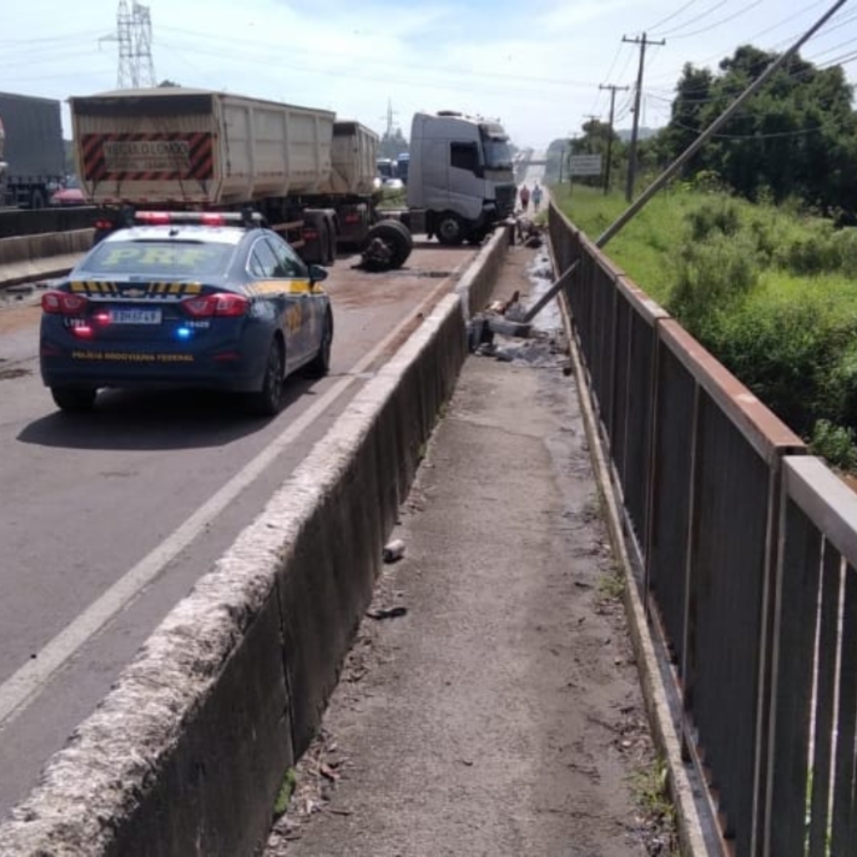  br-476 interditada caminhão atinge bicicleta 