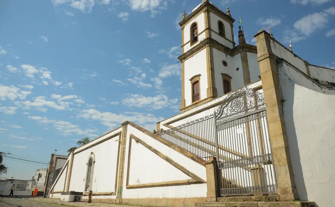  Brasil tem mais igrejas que a soma de hospitais e escolas, aponta IBGE 