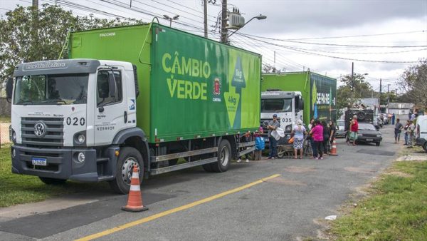 Caminhões percorrem a cidade para realizar a troca do Câmbio Verde