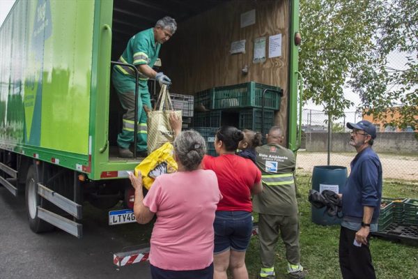 Moradores trocam recicláveis por alimentos no programa Câmbio Verde