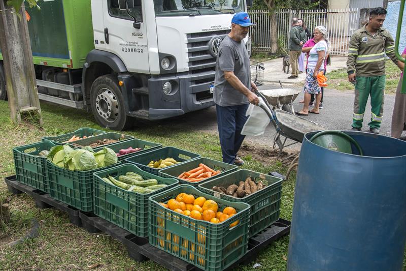 Moradores podem trocar recicláveis por frutas e verduras