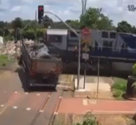 Câmera flagra acidente entre caminhão e trem antes de locomotiva invadir casa no PR-