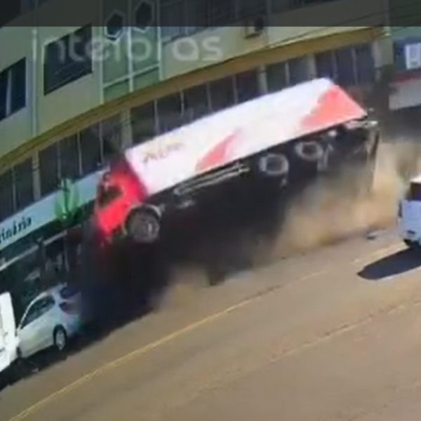 Câmera registra momento em que caminhão desgovernado atinge veículos no PR