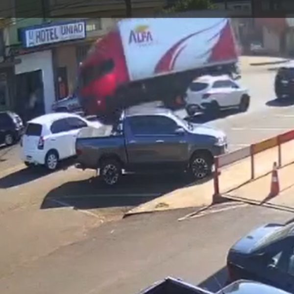 Câmera registra momento em que caminhão desgovernado atinge veículos no PR