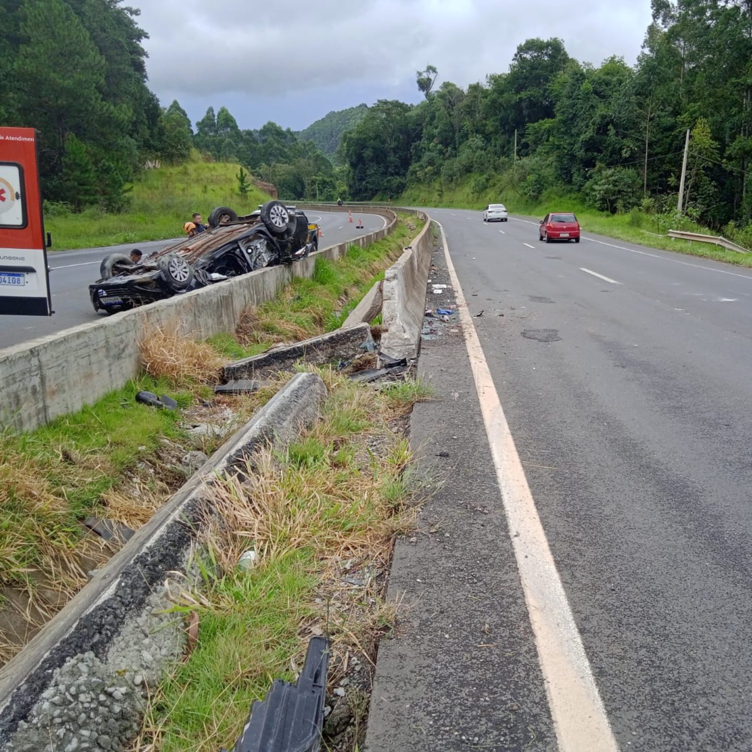  passageira fratura o braço durante capotamento na BR-376 