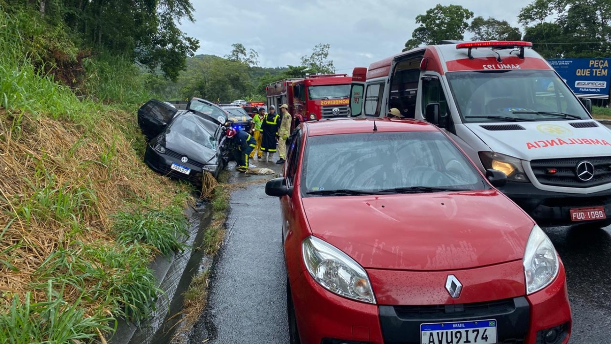  Capotamento deixa trÊs feridos na BR-277 