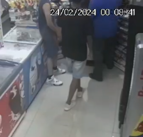 Outros clientes estavam no local no momento da agressão