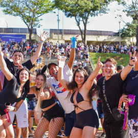 pessoas em festa de carnaval em maringá