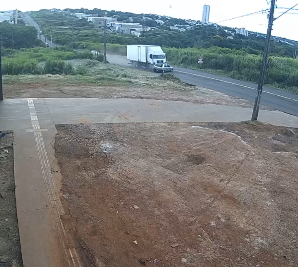 Carro com casal e duas crianças é arrastado por caminhão no Paraná