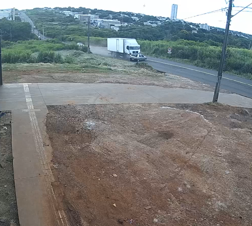  Carro com casal e duas crianças é arrastado por caminhão no Paraná 