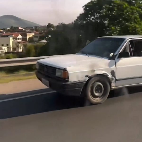 Carro é flagrado trafegando sem pneu em rodovia