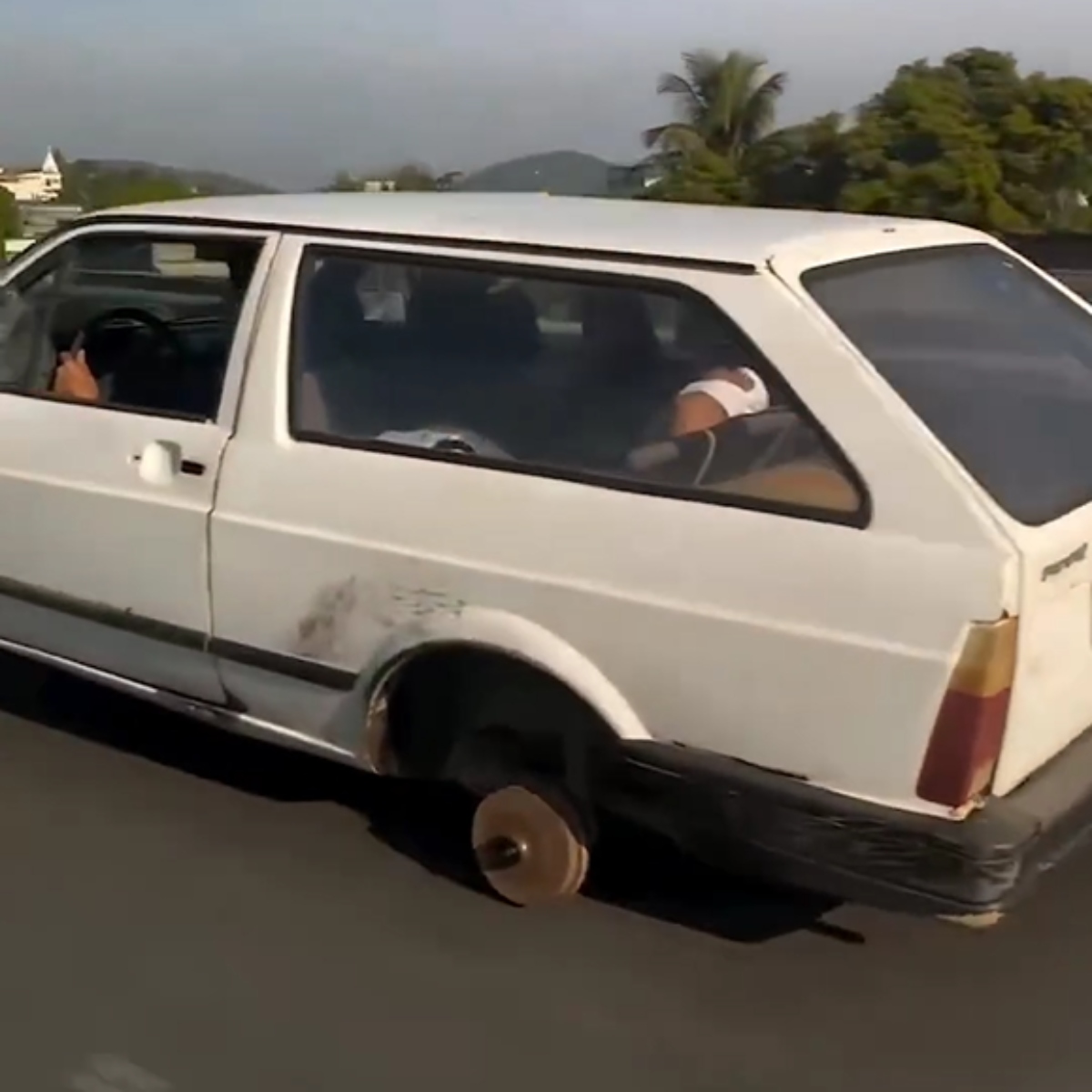  Carro é flagrado trafegando sem pneu em rodovia 