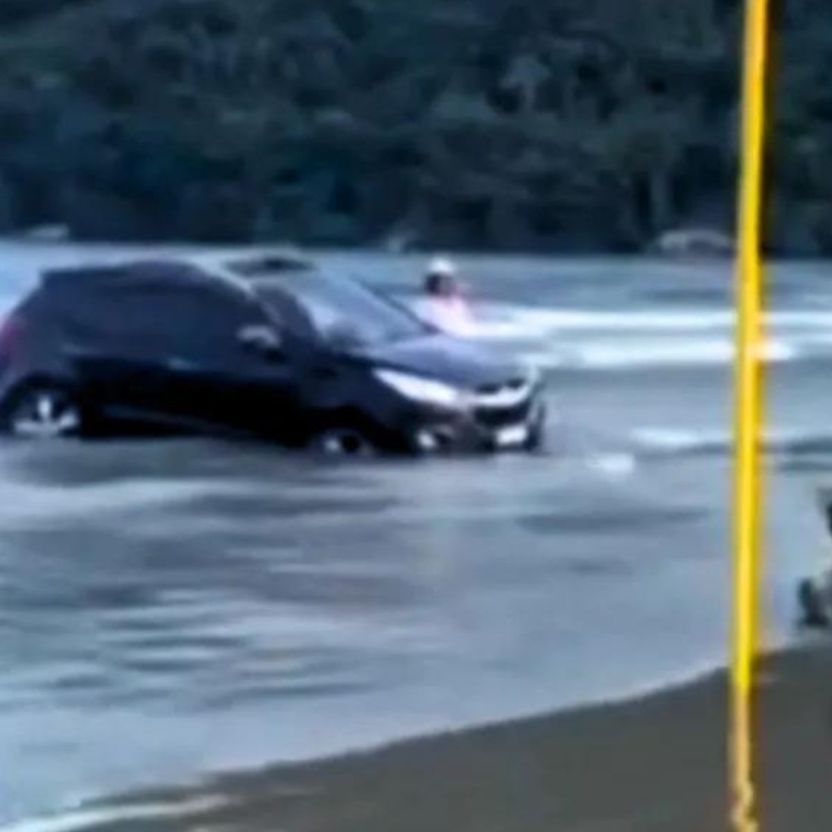  Carro encalha em praia após motorista não ver maré subindo 