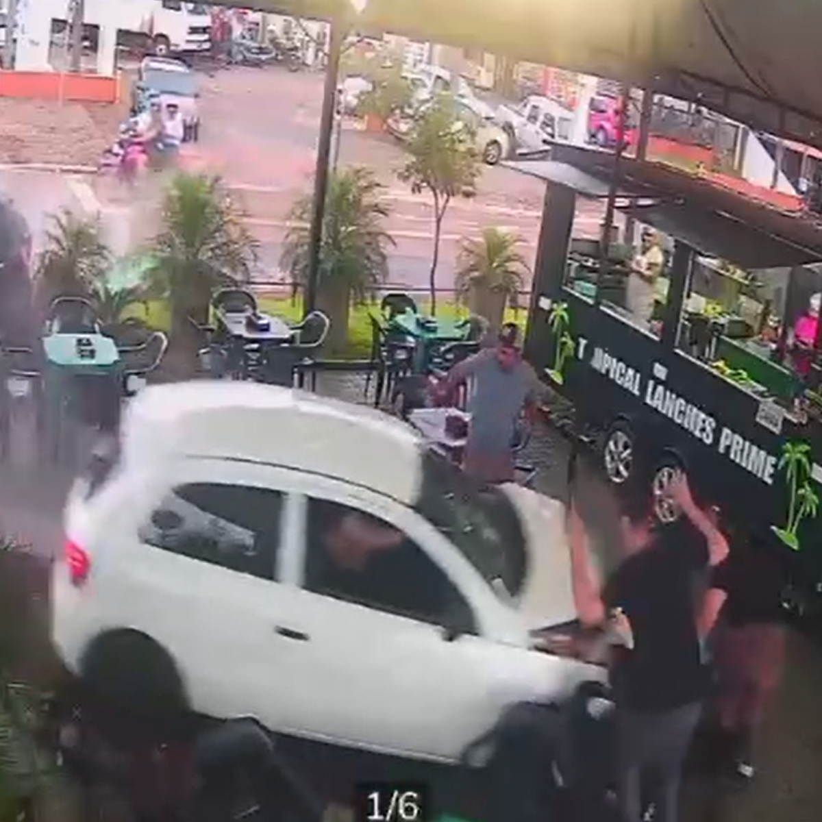  carro invade lanchonete atropela mulher 