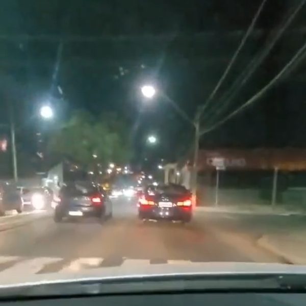 Carros são flagrados apostando 'racha' em cidade do PR