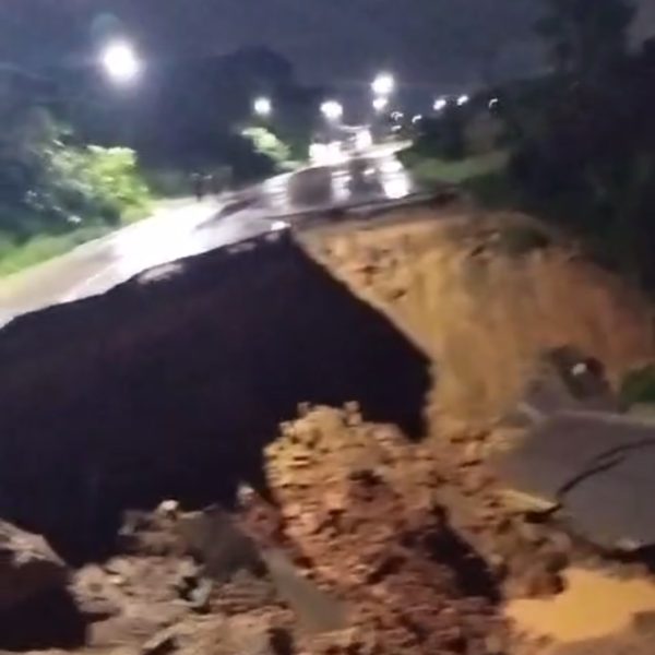 VÍDEOS: Cratera se abre e engole carro em rodovia de SC