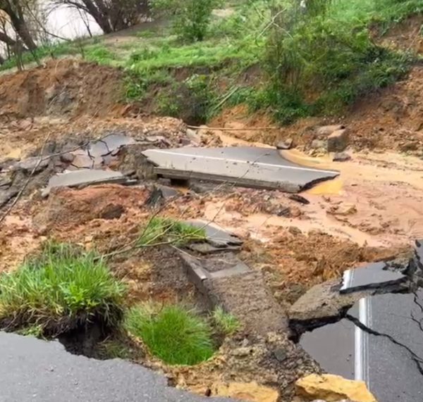 VÍDEOS: Cratera se abre e engole carro em rodovia de SC