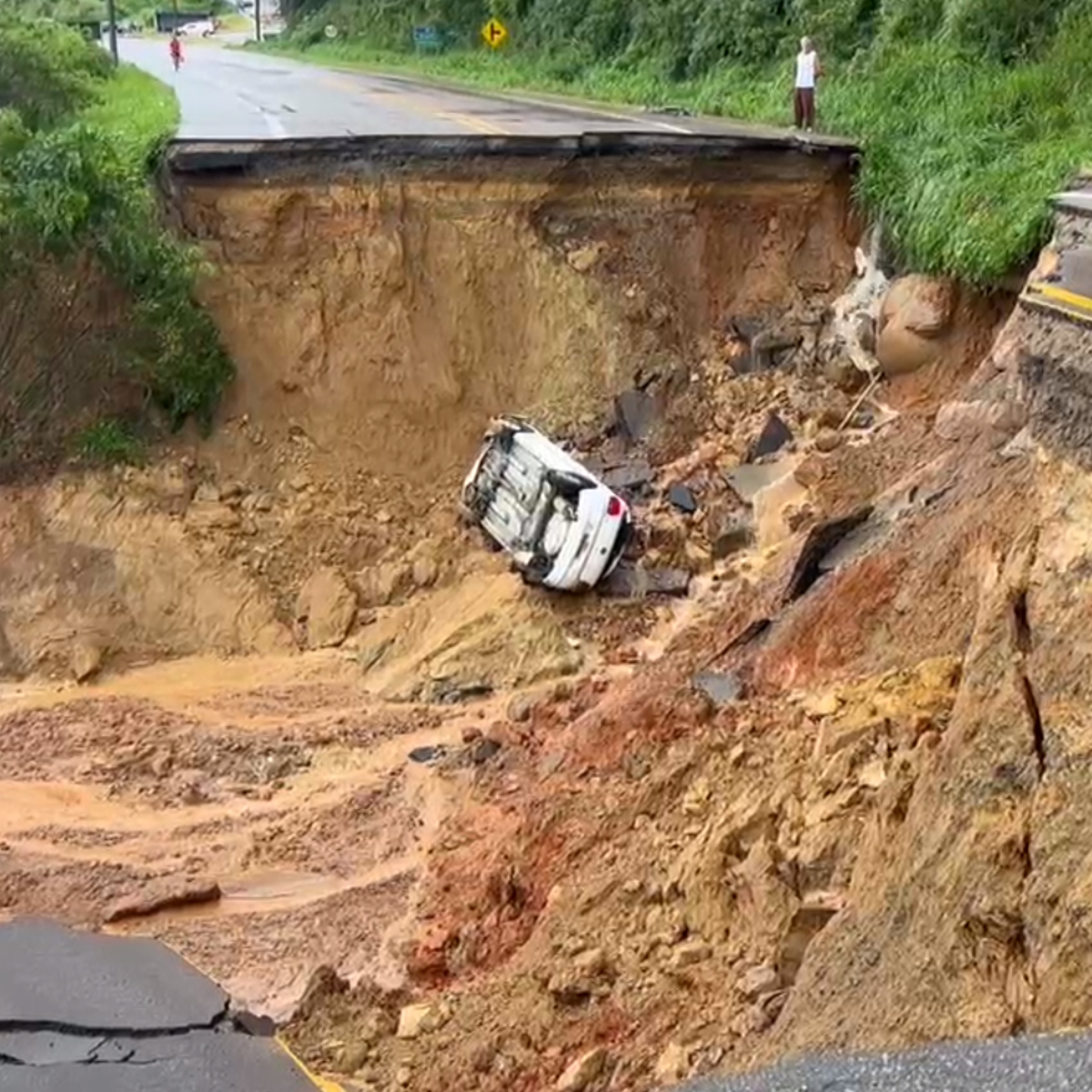  VÍDEOS: Cratera se abre e engole carro em rodovia de SC 