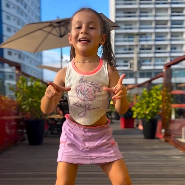 Criança de 7 anos viraliza ao dançar 'macetando'