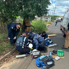 socorristas tentando reanimar criança que morreu após bater bicicleta contra árvore